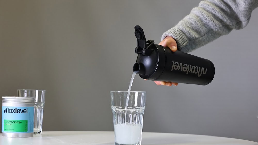 Maxlevel: Regeneration verbessern durch Hydration Produkt mit Glas und Shaker