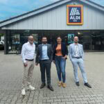 Feierabendparken: ALDI SÜD & Wemolo starten in München Von links: Alexander Schumm, Manager Real Estate bei ALDI SÜD; Sebastian Pyschik, Key Account Manager Retail bei Wemolo; Greta Petersen, Director Real Estate bei ALDI SÜD; Peter Nemec, Senior Customer Success Manager bei Wemolo. © Wemolo