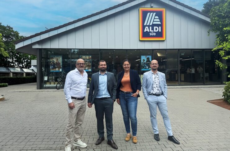 Von links: Alexander Schumm, Manager Real Estate bei ALDI SÜD; Sebastian Pyschik, Key Account Manager Retail bei Wemolo; Greta Petersen, Director Real Estate bei ALDI SÜD; Peter Nemec, Senior Customer Success Manager bei Wemolo. © Wemolo