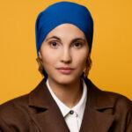 Humor ist so erfolgreich, weil er das Schwere transportiert, ohne selbst schwer zu sein Anissa Loucif: Kopftuch, Humor und klare Haltung Anissa Loucif Deutsch-algerische Comedienne, Mutter und Narkoseärztin © Marina Rosa Weigl