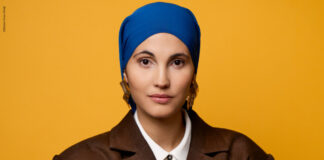 Anissa Loucif: Kopftuch, Humor und klare Haltung Anissa Loucif Deutsch-algerische Comedienne, Mutter und Narkoseärztin © Marina Rosa Weigl