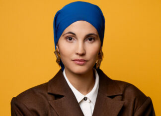 Anissa Loucif: Kopftuch, Humor und klare Haltung Anissa Loucif Deutsch-algerische Comedienne, Mutter und Narkoseärztin © Marina Rosa Weigl