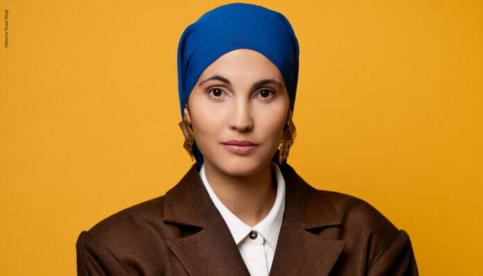 Anissa_Loucif Anissa Loucif: Kopftuch, Humor und klare Haltung Anissa Loucif Deutsch-algerische Comedienne, Mutter und Narkoseärztin © Marina Rosa Weigl
