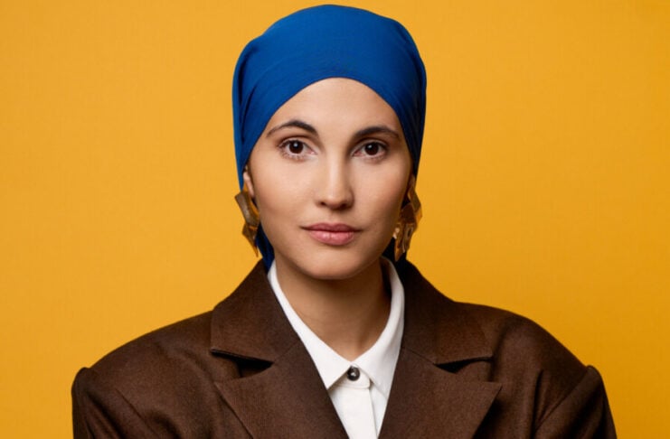 Anissa Loucif: Kopftuch, Humor und klare Haltung Anissa Loucif Deutsch-algerische Comedienne, Mutter und Narkoseärztin © Marina Rosa Weigl