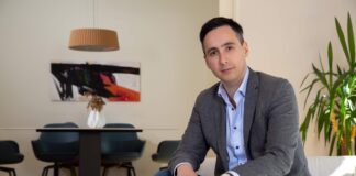 Wie Lyght Living die Möblierung von Unternehmen revolutioniert Lyght Living: flexible Möblierung & Corporate Housing Daniel Ishikawa GF Lyght Living_Porträt_Nahe_Sitzend