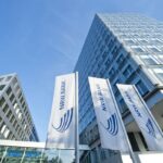 amber entwickelt KI für Unternehmenswissen und erhält sieben Millionen Euro für Wachstum. Drei Millionen Euro investiert die NRW.BANK in das Start-up. NRW.BANK Gebäude in Düsseldorf mit Fahnen und blick nach oben entlang des Gebäudes!