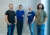 Das Team von dem Startup Kazimi vor einen Wand. Kazimi sammelt 2,2 Millionen Euro Pre-Seed-Finanzierung gegen Bot-Betrug im Mobile Marketing