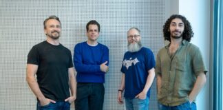 Das Team von dem Startup Kazimi vor einen Wand. Kazimi sammelt 2,2 Millionen Euro Pre-Seed-Finanzierung gegen Bot-Betrug im Mobile Marketing
