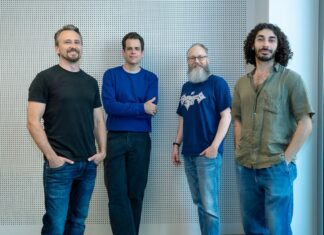 Das Team von dem Startup Kazimi vor einen Wand. Kazimi sammelt 2,2 Millionen Euro Pre-Seed-Finanzierung gegen Bot-Betrug im Mobile Marketing