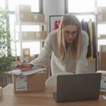 PPWR Verordnung: Diese neuen Pflichten gelten jetzt für Startups und Online-Shops Gründerin beim Verpacken von Bestellungen für Ihren Onlineshop. PPWR Verordnung: Pflichten für Online-Shops & KMU