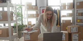 PPWR Verordnung: Diese neuen Pflichten gelten jetzt für Startups und Online-Shops Gründerin beim Verpacken von Bestellungen für Ihren Onlineshop. PPWR Verordnung: Pflichten für Online-Shops & KMU