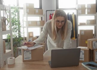 Gründerin beim Verpacken von Bestellungen für Ihren Onlineshop. PPWR Verordnung: Pflichten für Online-Shops & KMU