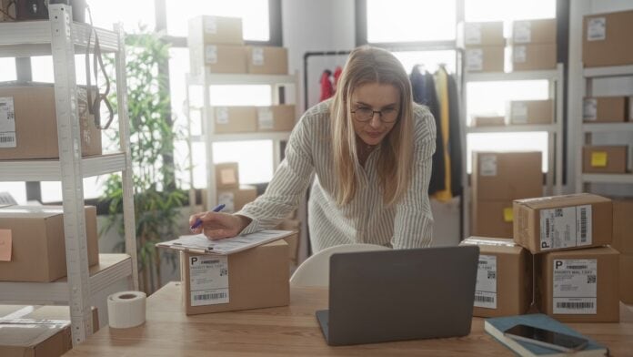 Gründerin beim Verpacken von Bestellungen für Ihren Onlineshop. PPWR Verordnung: Pflichten für Online-Shops & KMU