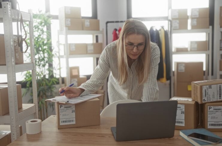 Gründerin beim Verpacken von Bestellungen für Ihren Onlineshop. PPWR Verordnung: Pflichten für Online-Shops & KMU