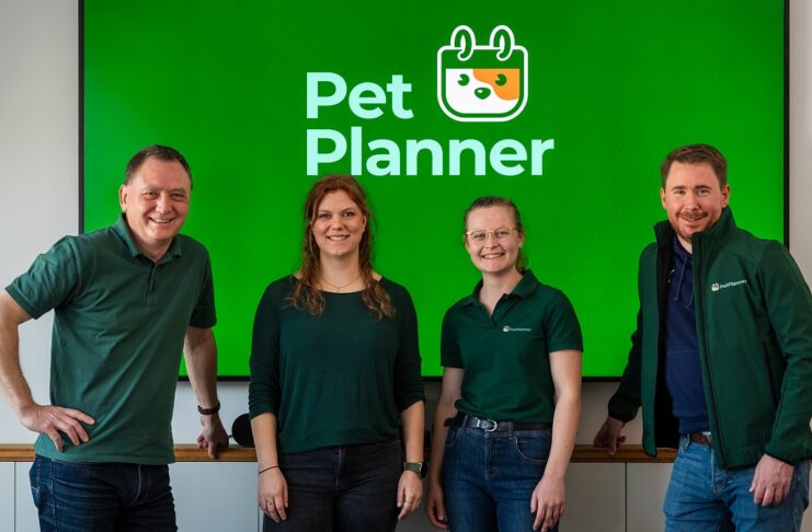 PetPlanner: Dienstleister für Tierbesitzer finden Bild: v.l.n.r. Marc Dierichsweiler (Gründer), Louisa Reschenberg (Marketing Managerin), Vivien Dierichsweiler (Gründerin und Geschäftsführerin), Alexander Vinnai (Gründer). Bildcredits/Fotograf: Julius Dierichsweiler