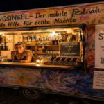 Die Rettungsinsel: Carolin Emmerling bringt den mobilen Kiosk direkt auf den Campground Die Rettungsinsel: Festival trifft Community mit KI erstellt