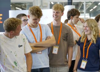 Businessplan: Geschäftsidee und Planspiel für Schüler Von der Geschäftsidee bis zum Pitch: Bei JUGEND GRÜNDET entwickeln Jugendliche eigene Lösungen und stellen sie einer Jury vor – hier beim Bundesfinale. Foto: JUGEND GRÜNDET (Archivbild