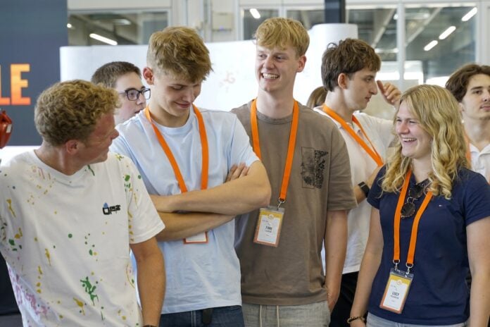 Businessplan: Geschäftsidee und Planspiel für Schüler Von der Geschäftsidee bis zum Pitch: Bei JUGEND GRÜNDET entwickeln Jugendliche eigene Lösungen und stellen sie einer Jury vor – hier beim Bundesfinale. Foto: JUGEND GRÜNDET (Archivbild
