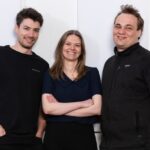 platoniq: Wie eine App für soziale Gesundheit Einsamkeit bekämpft platoniq: soziale Gesundheit und Beziehungen stärken Bild von links nach rechts Daniel Stachnik, Lara Sachs und Dr. Silvan Hornstein Fotograf: Leo Seidel