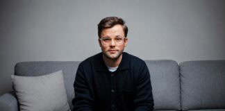Abmahnfalle Social Media: Wie Musik in Reels für Unternehmen teuer wird Musik auf Social Media: Abmahnung vermeiden Tim Kniepkamp Bildcredits Suitcase