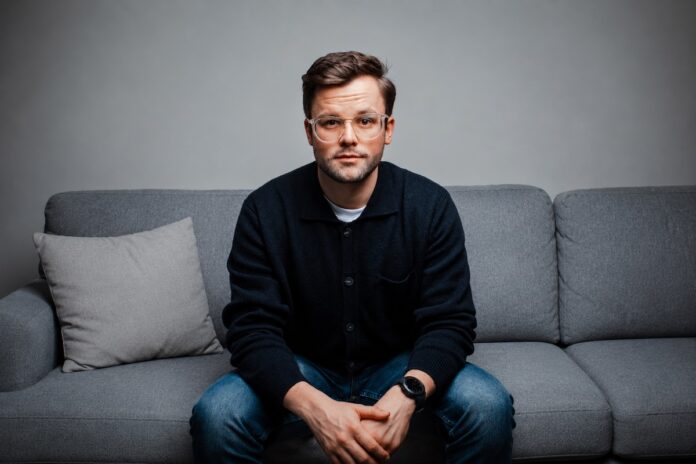 Tim Kniepkamp quer (c) Suitcase Musik auf Social Media: Abmahnung vermeiden Tim Kniepkamp Bildcredits Suitcase