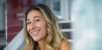 Nervensystem, Stimme und Kiefer: Wie Gründer mit körperlicher Präsenz besser mit Druck umgehen und bewusster in den Arbeitstag starten.Renée Ambarees Isermann, Gründerin von Yoga4Face®. Foto: Anja Schnell