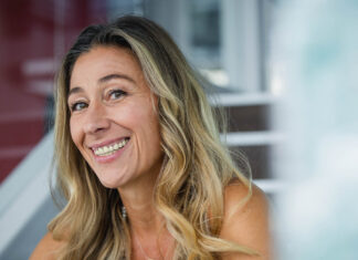 Nervensystem, Stimme und Kiefer: Wie Gründer mit körperlicher Präsenz besser mit Druck umgehen und bewusster in den Arbeitstag starten.Renée Ambarees Isermann, Gründerin von Yoga4Face®. Foto: Anja Schnell