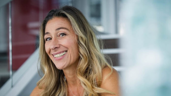 Nervensystem, Stimme und Kiefer: Wie Gründer mit körperlicher Präsenz besser mit Druck umgehen und bewusster in den Arbeitstag starten.Renée Ambarees Isermann, Gründerin von Yoga4Face®. Foto: Anja Schnell