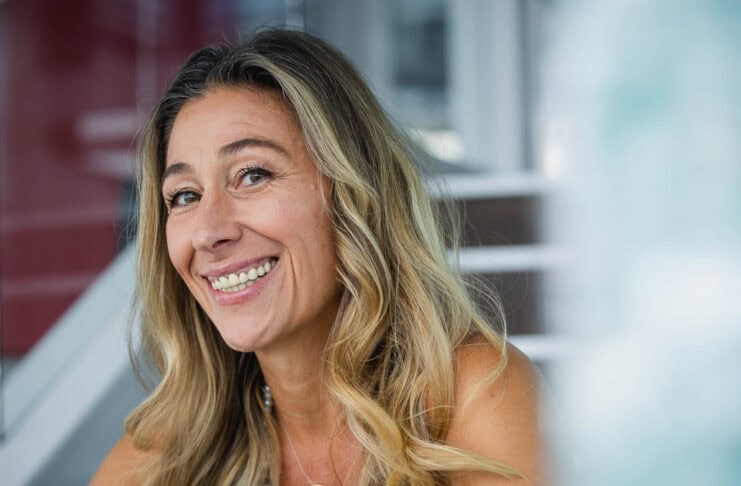 Nervensystem, Stimme und Kiefer: Wie Gründer mit körperlicher Präsenz besser mit Druck umgehen und bewusster in den Arbeitstag starten.Renée Ambarees Isermann, Gründerin von Yoga4Face®. Foto: Anja Schnell