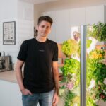 Everleaf: Marketing und Produktentwicklung im Fokus Bild: Christophe Vermeersch vor Indoor Garten @ Everleaf