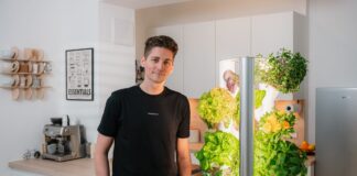 Everleaf: Marketing und Produktentwicklung im Fokus Bild: Christophe Vermeersch vor Indoor Garten @ Everleaf