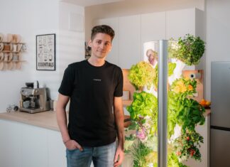 Everleaf: Marketing und Produktentwicklung im Fokus Bild: Christophe Vermeersch vor Indoor Garten @ Everleaf