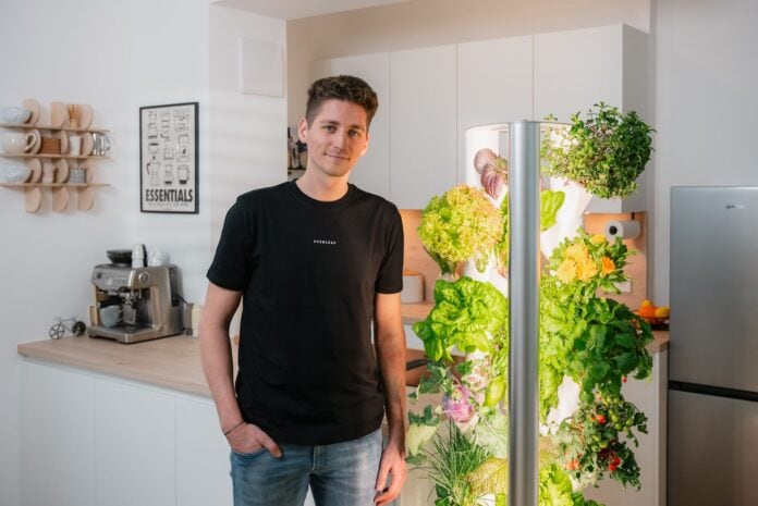 Everleaf: Marketing und Produktentwicklung im Fokus Bild: Christophe Vermeersch vor Indoor Garten @ Everleaf