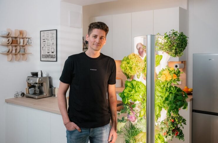 Everleaf: Marketing und Produktentwicklung im Fokus Bild: Christophe Vermeersch vor Indoor Garten @ Everleaf