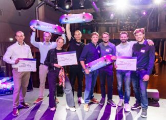 BIG UP bringt in Braunschweig Startups und Investoren zusammen Die Startups enerbeat aus Braunschweig (1.+2. von links, Sieger im Schwerpunkt Clean Tech und Green Mobility), Anori Tech aus Hamburg (Mitte, Sieger im Schwerpunkt High Tech und Deep Tech) sowie GAIA Aerospace aus Braunschweig (Sieger im Schwerpunkt Dual Use) durften sich über jeweils 5.000 Euro Preisgeld freuen. Fotos: Braunschweig Zukunft GmbH/Philipp Ziebart