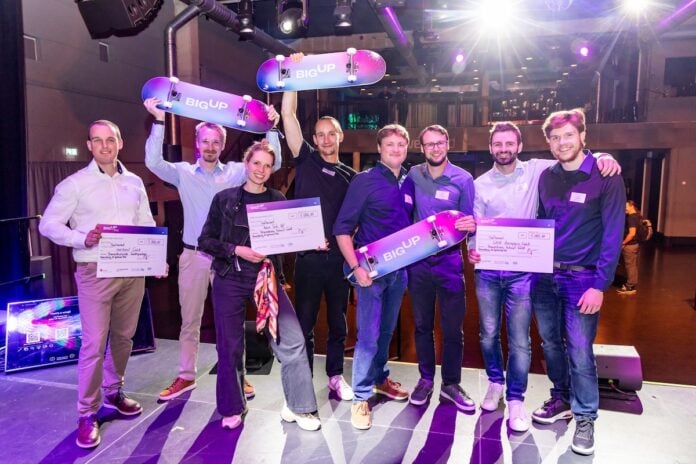 BIG UP bringt in Braunschweig Startups und Investoren zusammen Die Startups enerbeat aus Braunschweig (1.+2. von links, Sieger im Schwerpunkt Clean Tech und Green Mobility), Anori Tech aus Hamburg (Mitte, Sieger im Schwerpunkt High Tech und Deep Tech) sowie GAIA Aerospace aus Braunschweig (Sieger im Schwerpunkt Dual Use) durften sich über jeweils 5.000 Euro Preisgeld freuen. Fotos: Braunschweig Zukunft GmbH/Philipp Ziebart