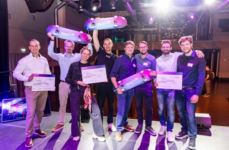 BIG UP bringt in Braunschweig Startups und Investoren zusammen Die Startups enerbeat aus Braunschweig (1.+2. von links, Sieger im Schwerpunkt Clean Tech und Green Mobility), Anori Tech aus Hamburg (Mitte, Sieger im Schwerpunkt High Tech und Deep Tech) sowie GAIA Aerospace aus Braunschweig (Sieger im Schwerpunkt Dual Use) durften sich über jeweils 5.000 Euro Preisgeld freuen. Fotos: Braunschweig Zukunft GmbH/Philipp Ziebart