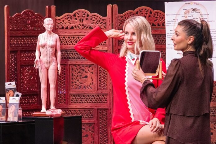Jelena Meyer Vicente und Janna Ensthaler Investoren: Technologie und Geschäftsmodell sorgen für Spannung Jelena Meyer Vicente präsentiert mit „Zenny“ Ohrakupressur zur Selbstanwendung. Investorin Janna Ensthaler (l.) macht den Praxistest. RTL / Bernd-Michael Maurer