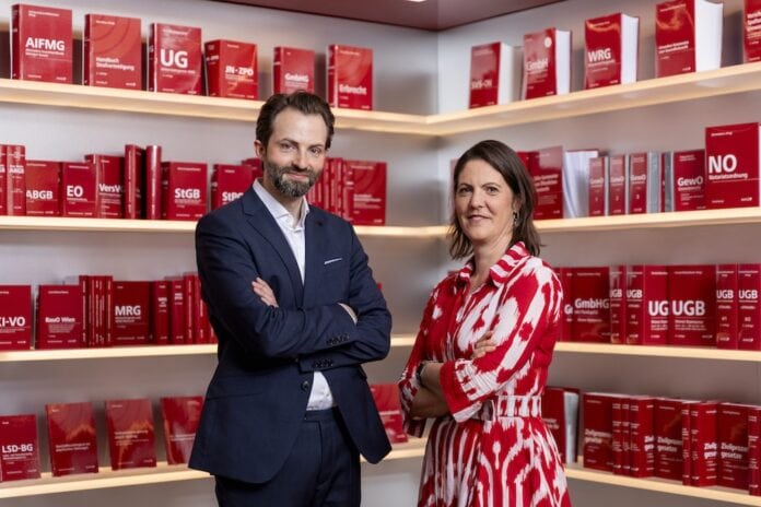 Noxtua Finanzierungsrunde: Über 100 Mio. Euro für Rechts-KI Bild MANZ Noxtua Dr. Leif-Nissen Lundbæk (Noxtua), Mag. Susanne Stein-Pressl (MANZ) Bildcredits Kidizin Sane