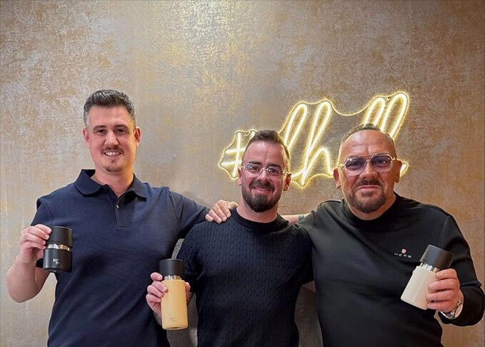 Herb investiert in IRISgo®: Produkt soll international wachsen Freuen sich auf die Zusammenarbeit (von links nach rechts): IRISgo-Gründer Fabian Christmann und Manuel Laurice Borer und Löwe Andreas W. Herb. (Bild: MBG Group)