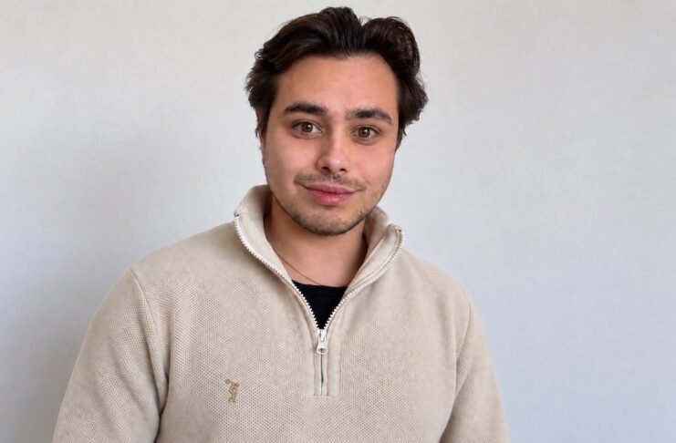 MYRON: Passform für Männer neu gedacht Bildunterschrift: Kevin Scholl, Gründer von MYRON. Foto: Kevin Scholl / privat. Hintergrund für das Querformat KI-gestützt erweitert