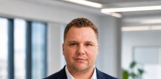 Selbstständigkeit als Perspektive für Arbeitssuchende Gründung: Selbstständigkeit mit tragfähigem Geschäftsmodell Maximilian Ossot Credits Firmenkompass gmbH