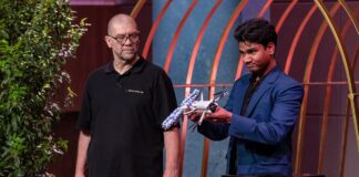clearBee: Drohne in der Höhle der Löwen Bild: Ronald Lilleg-Staudenherz (l.) und Naveen Rajan präsentieren die Fensterputz-Drohne „ClearBee“. Sie erhoffen sich ein Investment von 300.000 Euro für 10 Prozent der Firmenanteile. Foto: RTL / Bernd-Michael Maurer