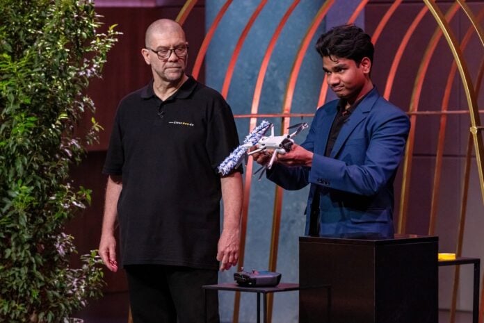 clearBee: Drohne in der Höhle der Löwen Bild: Ronald Lilleg-Staudenherz (l.) und Naveen Rajan präsentieren die Fensterputz-Drohne „ClearBee“. Sie erhoffen sich ein Investment von 300.000 Euro für 10 Prozent der Firmenanteile. Foto: RTL / Bernd-Michael Maurer