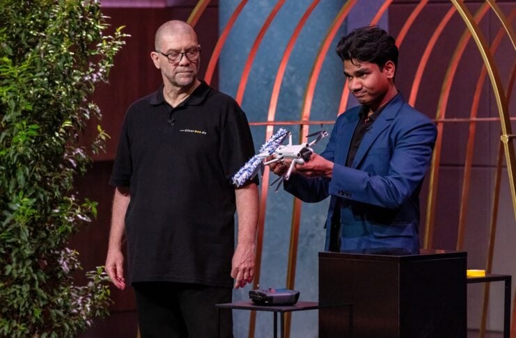 clearBee: Drohne in der Höhle der Löwen Bild: Ronald Lilleg-Staudenherz (l.) und Naveen Rajan präsentieren die Fensterputz-Drohne „ClearBee“. Sie erhoffen sich ein Investment von 300.000 Euro für 10 Prozent der Firmenanteile. Foto: RTL / Bernd-Michael Maurer