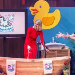 Schluss mit dem Duschkopf-Trick: So revolutioniert SchaumPo das Schaumbad SchaumPo: Schaumbad für Die Höhle der Löwen Bild Sebastian Wild präsentiert Investorin Janna Ensthaler seinen Plug and Play Badespaß „SchaumPo“. Foto: RTL / Bernd-Michael Maurer
