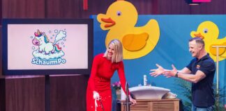 Schluss mit dem Duschkopf-Trick: So revolutioniert SchaumPo das Schaumbad SchaumPo: Schaumbad für Die Höhle der Löwen Bild Sebastian Wild präsentiert Investorin Janna Ensthaler seinen Plug and Play Badespaß „SchaumPo“. Foto: RTL / Bernd-Michael Maurer