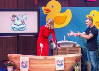 SchaumPo: Schaumbad für Die Höhle der Löwen Bild Sebastian Wild präsentiert Investorin Janna Ensthaler seinen Plug and Play Badespaß „SchaumPo“. Foto: RTL / Bernd-Michael Maurer