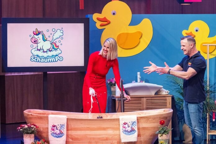 SchaumPo: Schaumbad für Die Höhle der Löwen Bild Sebastian Wild präsentiert Investorin Janna Ensthaler seinen Plug and Play Badespaß „SchaumPo“. Foto: RTL / Bernd-Michael Maurer