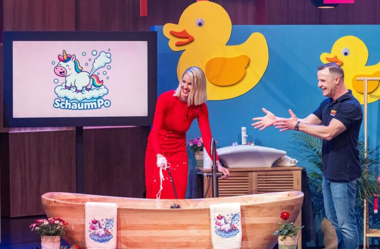 SchaumPo: Schaumbad für Die Höhle der Löwen Bild Sebastian Wild präsentiert Investorin Janna Ensthaler seinen Plug and Play Badespaß „SchaumPo“. Foto: RTL / Bernd-Michael Maurer